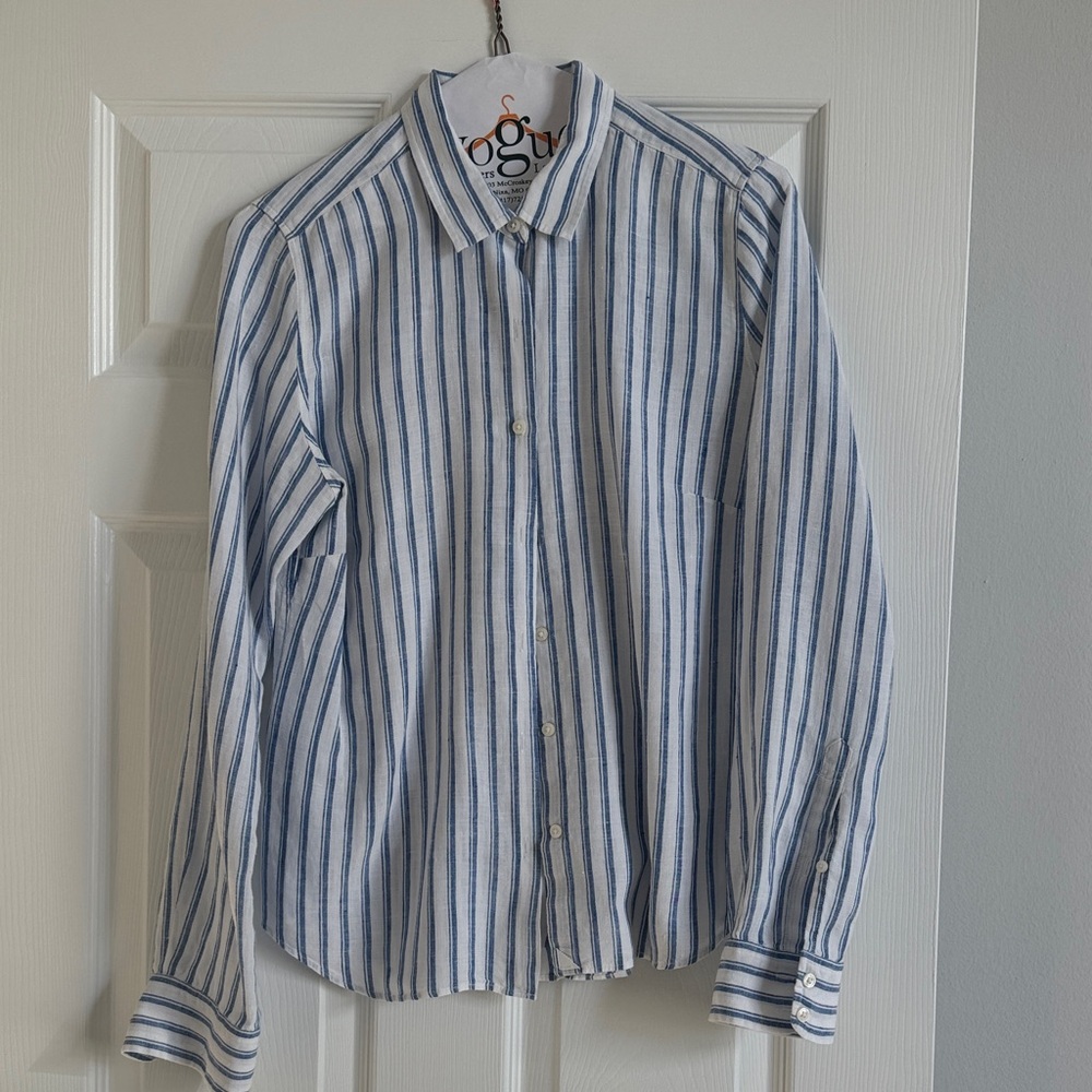 UNTUCKit Blue and White Vertical Stripe Button-Down Shirt